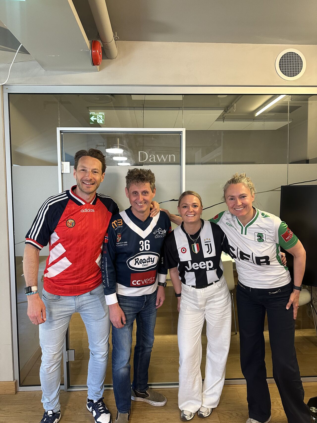 Deler av Varig-teamet i drakter på draktdagen på kontoret